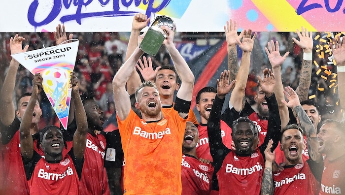 Auch den Supercup konnte er mit Leverkusen gewinnen: Lukas Hradecky streckt die Trophäe in die ...