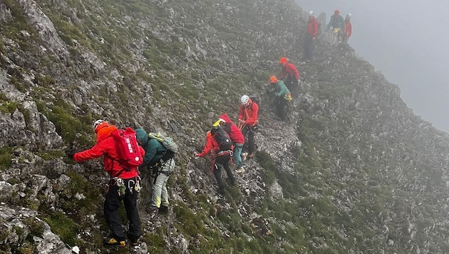 Innsbruck mountain rescuers brought an American family safely down to the valley from the Innsbruck via ferrata. (Bild: Bergrettung Innsbruck)