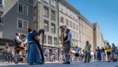 Das Volksliedwerk bespielt im Sommer jeden Samstag Plätze in der Salzburger Altstadt. (Bild: Salzburger Volksliedwerk)