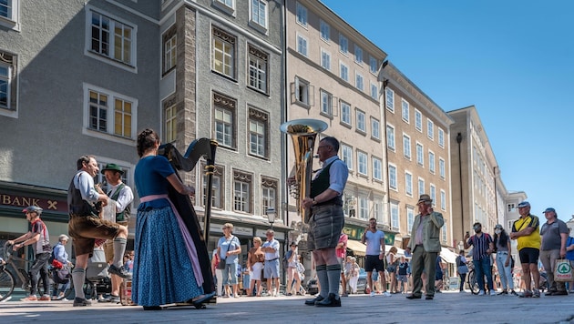 Das Volksliedwerk bespielt im Sommer jeden Samstag Plätze in der Salzburger Altstadt. (Bild: Salzburger Volksliedwerk)