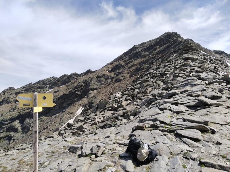 A mostly wide boulder ridge leads from the Feilerscharte to the summit. (Bild: Peter Freiberger)