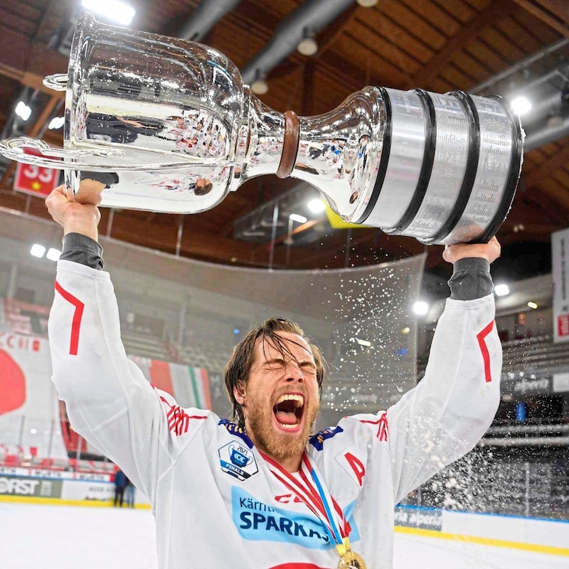 Captain Thomas Hundertpfund lifts the championship trophy. (Bild: Pessentheiner/f. pessentheiner)