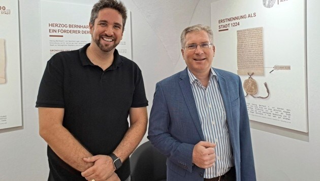 Museumsleiter Stefan Regenfelder und Bürgermeister Martin Kulmer in der Rathausgalerie. (Bild: Kogler Christina Natascha/Christina Natascha Kogler)