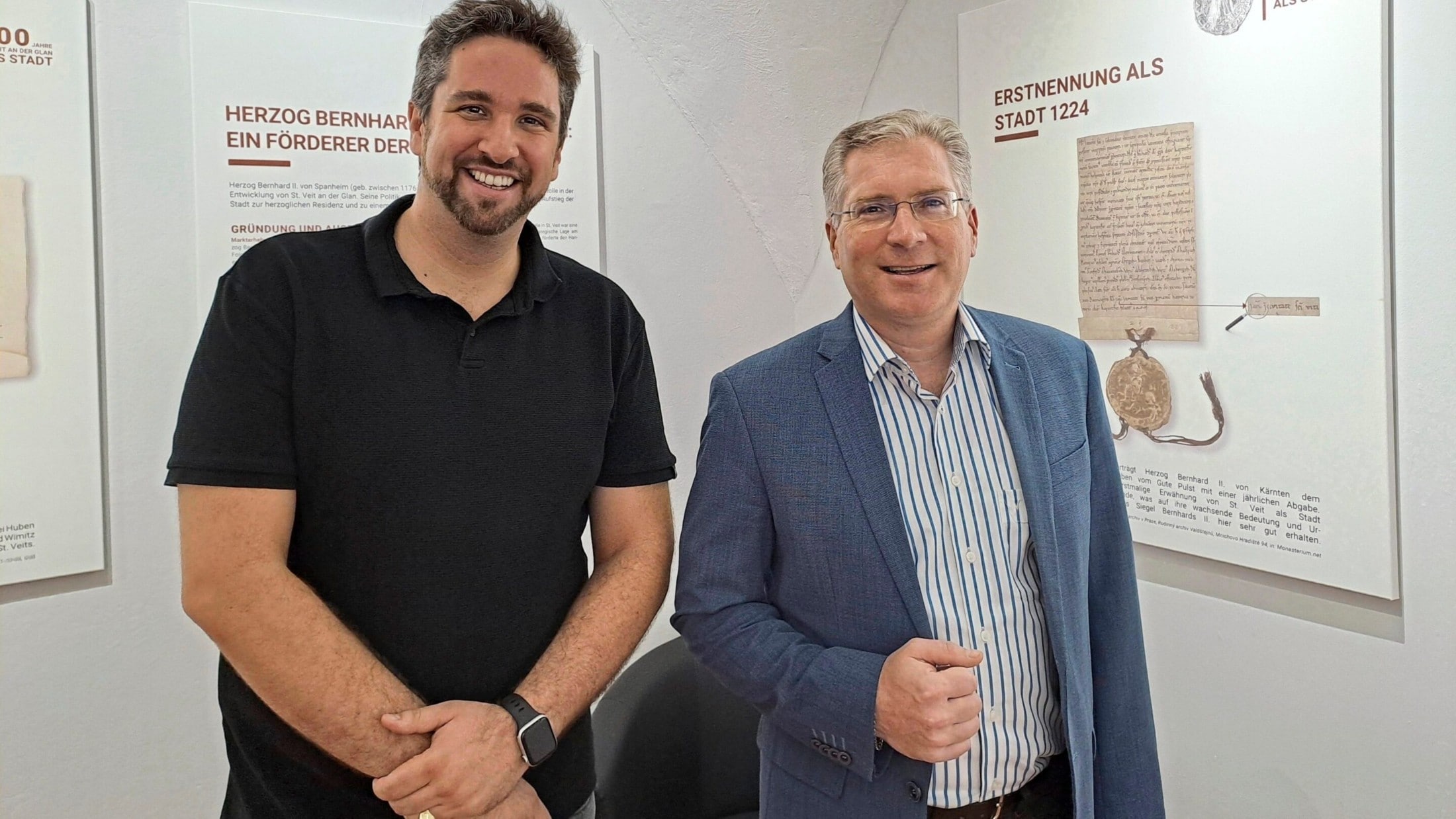 Museum director Stefan Regenfelder and Mayor Martin Kulmer in the town hall gallery. (Bild: Kogler Christina Natascha)