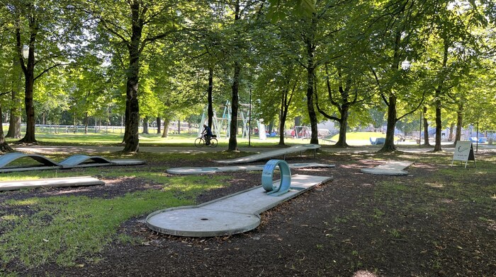18 Bahnen sind beim Minigolf Standard. Im Volksgarten sind es nur derer zwölf und die sind kaum spielbar.