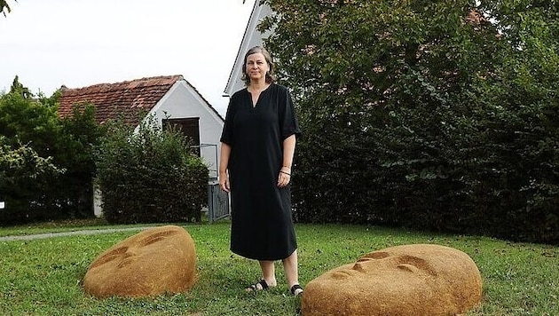 Marina Stiegler mit den Köpfen der Göttinnen (Bild: UMJ/J. J. Kucek)