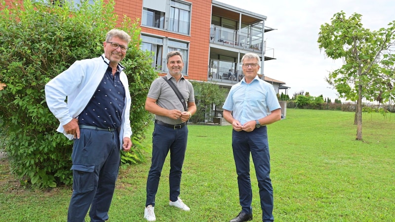 Eingesperrt im Altersheim: Arzt Harald Scheicher, Bürgermeister Markus Lakounigg und Geschäftsstellenleiter Simon Marin vor dem Heim ohne Lift (Bild: Evelyn Hronek/EVELYN HRONEK)