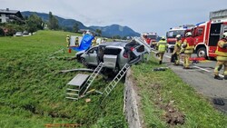 In den Unfall involviert war ein Großraumtaxi (Bild: Freiwillige Feuerwehr St. Gilgen)