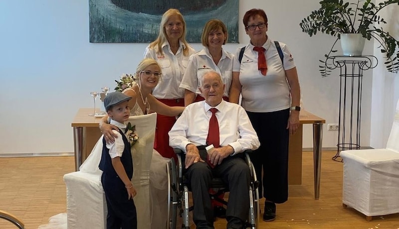 Employees from the Red Cross picked up the senior and brought him to the wedding. Great-grandson Alexander (left) was also delighted with the surprise visit. (Bild: Rotes Kreuz OÖ)