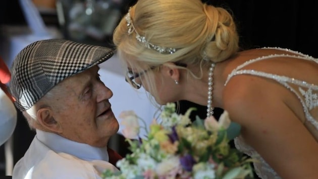 Lisa-Maria and her grandpa enjoyed a beautiful wedding ceremony. (Bild: Rotes Kreuz OÖ)