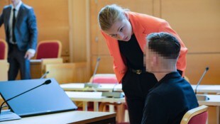Der Angeklagte mit seiner Anwältin vor Gericht. 