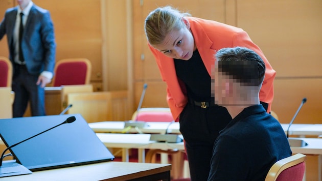 The accused with his lawyer in court. (Bild: Einöder Horst, Krone KREATIV)