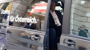 Im schwarzen Van auf türkiser Wahltour: Karl Nehammer.