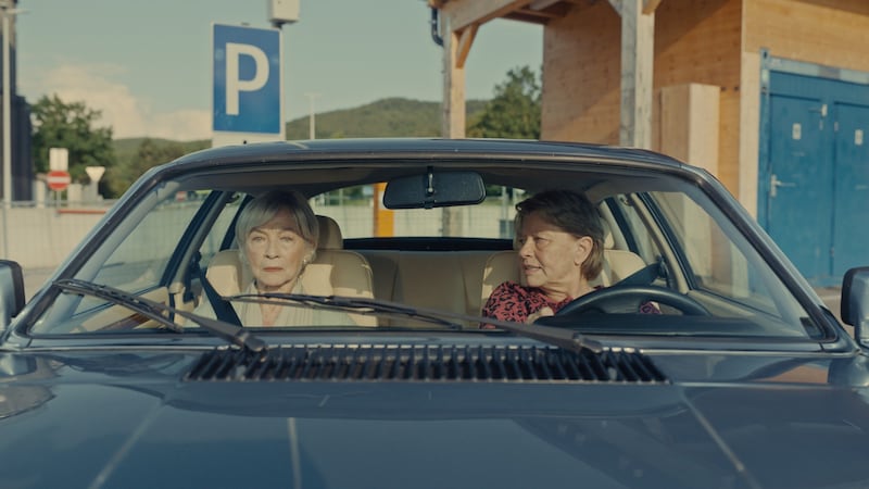 Gemeinsam brechen die beiden unterschiedlichen Frauen im eleganten Jaguar Richtung Westen auf und halten auf ihrem ereignisreichen Roadtrip durch Österreich nicht nur Polizei- und GrenzbeamtInnen auf Trab. (Bild: Orbrock Film/ Tivoli Film/ Jovan Stevanovic)