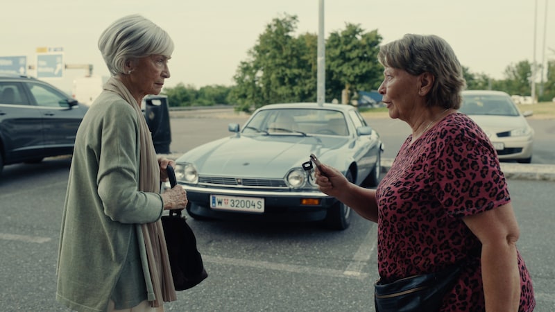 Helene (Christine Ostermayer) und Toni (Margarethe Tiesel) treffen aufeinander. Ihre Mission: Die Sterbehilfe in der Schweiz.  (Bild: Orbrock Film/ Tivoli Film/ Jovan Stevanovic)