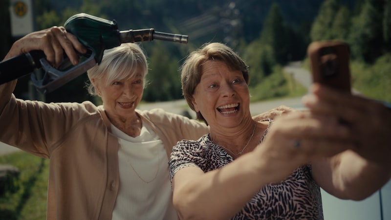 Gemeinsam brechen die beiden unterschiedlichen Frauen im eleganten Jaguar Richtung Westen auf und halten auf ihrem ereignisreichen Roadtrip durch Österreich nicht nur Polizei- und GrenzbeamtInnen auf Trab. (Bild: Orbrock Film/ Tivoli Film/ Jovan Stevanovic)