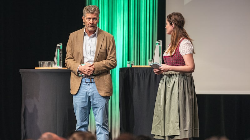 Durch den Branchenevent führt das Moderatorenduo Conny Bürgler (Moderatorin ServusTV) und Karl Hohenlohe (Herausgeber Gault&Millau Österreich). (Bild: Johannes Radlwimmer)