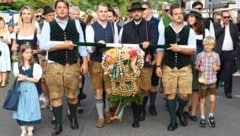 Der traditionelle Umzug mit der Hauerkrone markierte den Startpunkt. (Bild: Kristian Bissuti)