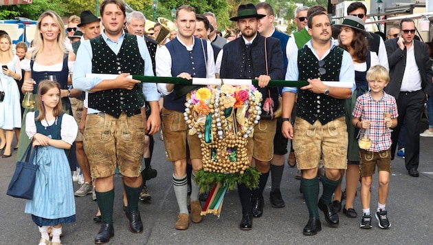 The traditional procession with the Hauer crown marked the starting point. (Bild: Kristian Bissuti)