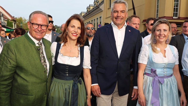 Nehammer and Mahrer flanked by Ministers Karoline Edtstadler and Susanne Raab. (Bild: Kristian Bissuti)