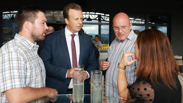 Both in Spielberg and in Aigen im Ennstal, there was great interest in the health issues. Provincial Councillor Karlheinz Kornhäusl (second from left) answered the numerous questions from visitors in detail. (Bild: Mlakar Media)