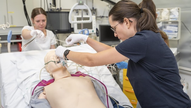 Training to become a doctor is supported by the state scholarship of €1000 per month. (Bild: Foto Fischer)