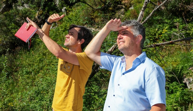 Torrent manager Gebhard Neumayr shows the "Krone" where the large amount of sediment came from in the Obersulzbachtal, which has greatly changed the habitat in the valley. (Bild: Hölzl Roland)