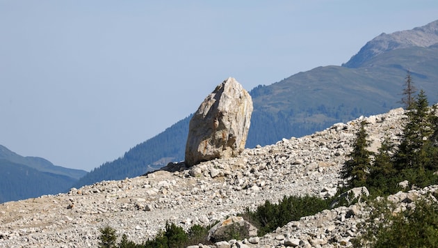 Den mächtigen Fels- brocken haben sie im Obersulzbachtal „Obelix“ benannt. (Bild: Hölzl Roland)