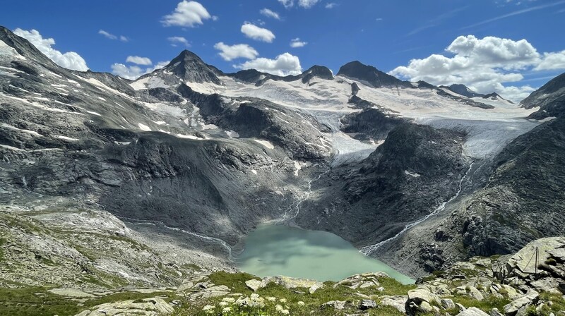 The retreat of the glaciers - like here below the Grosser Geiger - exposes a lot of rock, which is easier to get into the valley. (Bild: Matthias Nagl)