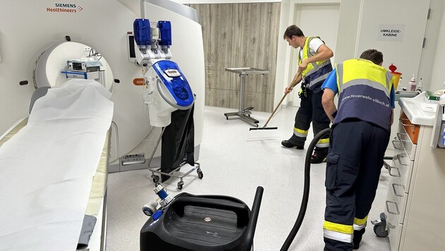 Die Einsatzkräfte der Feuerwehr sind für quasi alle Notfälle gerüstet: Donnerstag waren sie nach einem Wasserschaden in der Radiologie aktiv. (Bild: feuerwehr-villach.at )