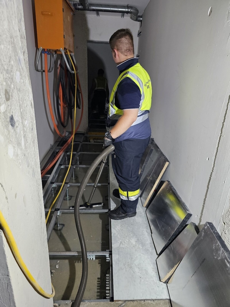 Ein Rohrbruch sorgte für zu viel Wasser im LKH Villach. (Bild: feuerwehr-villach.at)