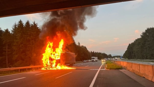 Within a very short time, the cab was fully engulfed in flames. (Bild: ZOOM Tirol)