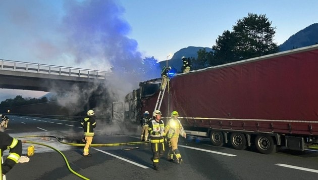 Für die Löscharbeiten musste die Autobahn in Fahrtrichtung Innsbruck gesperrt werden.  (Bild: ZOOM Tirol)