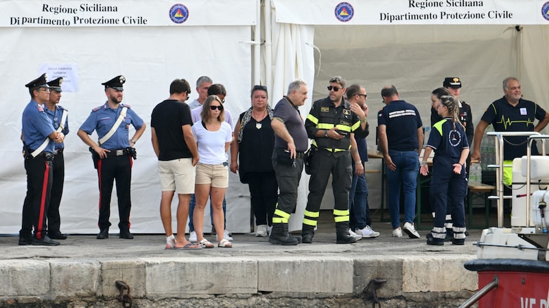 Einsatzkräfte im Hafen (Bild: AFP/Alberto Pizzoli)