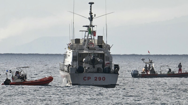 Rescue operation in the sea (Bild: AFP/Alberto Pizzoli)