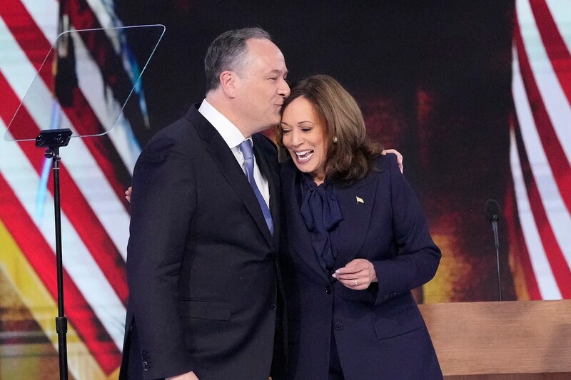 Doug Emhoff is the first man in the country's history to take on the role of Second Gentleman. Should Harris become the first woman to hold the presidency, he would be America's first First Gentleman. (Bild: AP)