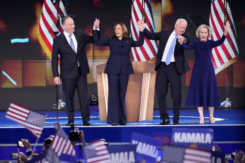 Doug Emhoff, Kamala Harris, Tim Walz and his wife Gwen (Bild: AP)