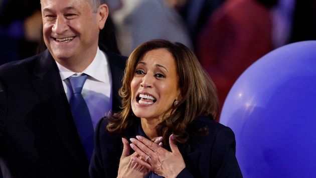 Harris had already been officially nominated in an electronic vote at the beginning of August, and the vote was confirmed in a ceremonial vote at the party convention on Tuesday. (Bild: AFP/2024 Getty Images)