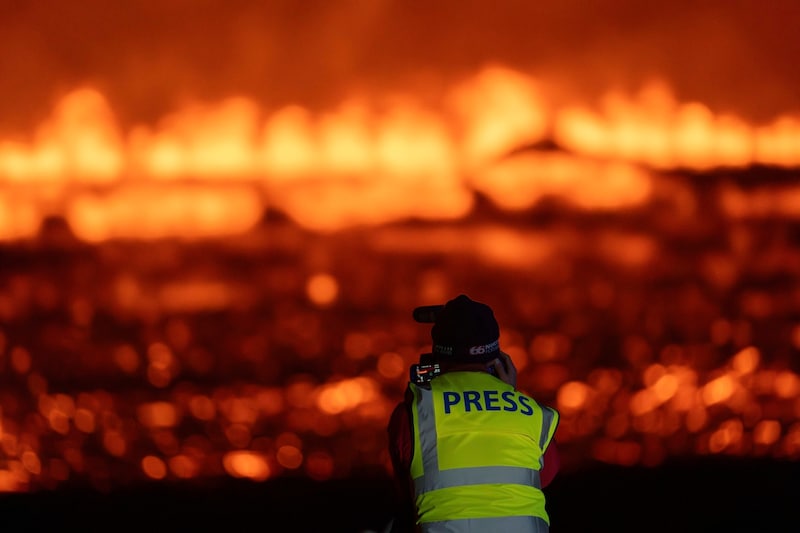 A livestream from radio station RUV showed lava gushing out of a long fissure in the earth on the Reykjanes peninsula southwest of Reykjavik. (Bild: AP)