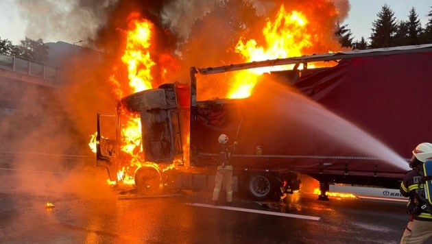 Der Lastwagen brannte lichterloh. Feuerwehrleute kämpften gegen die Flammen an. (Bild: ZOOM Tirol)