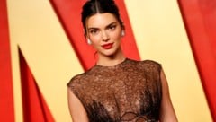 Kendall Jenner stellt für ein aktuelles Shooting die legendäre Pose von Victoria Beckham nach. (Bild: APA/AFP/Michael TRAN)