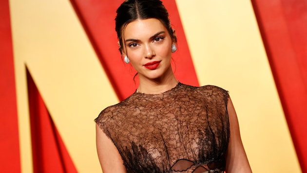 Kendall Jenner stellt für ein aktuelles Shooting die legendäre Pose von Victoria Beckham nach. (Bild: APA/AFP/Michael TRAN)