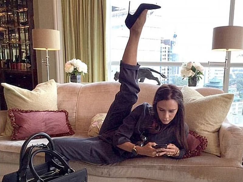 Victoria Beckham hat diese Pose legendär gemacht. (Bild: instagram.com/victoriabeckham)