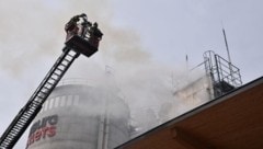 The turntable ladder was used for the fire operation. (Bild: FF Abtenau)