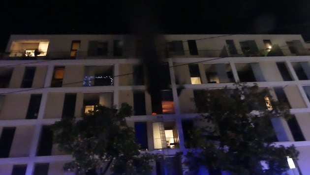 The apartment on the third floor was on fire. (Bild: Berufsfeuerwehr Graz)