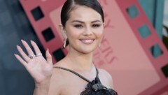 Selena Gomez begeisterte mit ihrem Look bei der Premier der neuen Staffel von „Only Murders in the Building“. (Bild: APA/Photo by Jordan Strauss/Invision/AP)