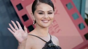 Selena Gomez begeisterte mit ihrem Look bei der Premier der neuen Staffel von „Only Murders in the Building“. (Bild: APA/Photo by Jordan Strauss/Invision/AP)