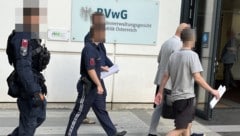 Der Terrorverdächtige am Freitag vor dem Bundesverwaltungsgericht in Wien.  (Bild: Krone KREATIV)