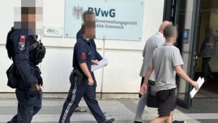 Der Terrorverdächtige bei seiner Verhandlung im Bundesverwaltungsgericht. (Bild: Krone KREATIV)