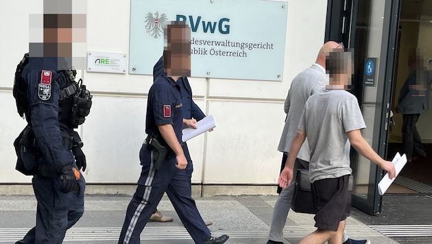 Der Terrorverdächtige am Freitag vor dem Bundesverwaltungsgericht in Wien.  (Bild: Krone KREATIV)